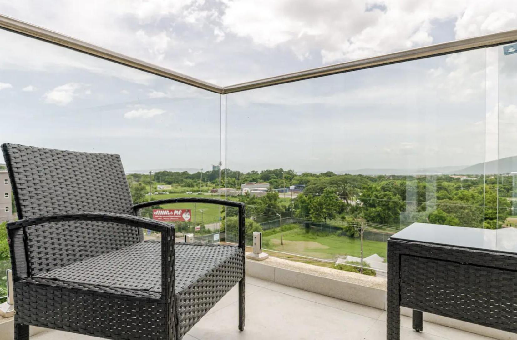 Luxe City Oasis 2Br With Rooftop Pool And Gym Kingston Exterior photo
