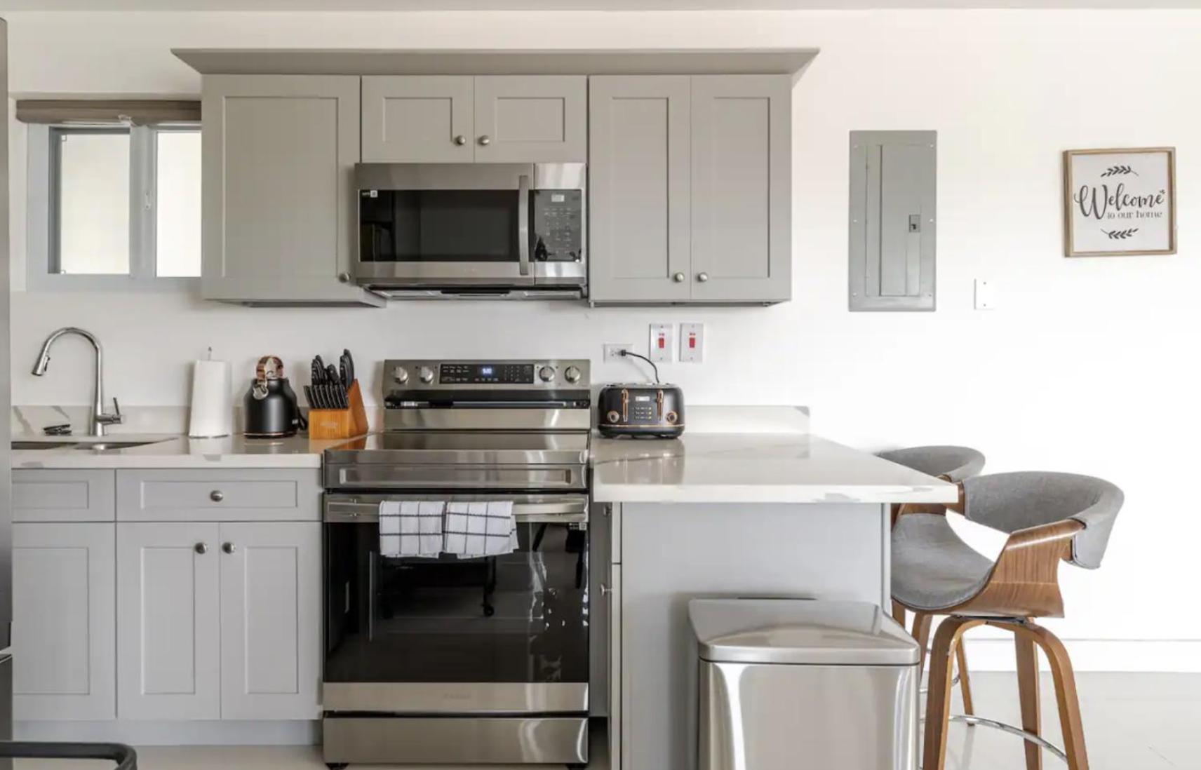 Luxe City Oasis 2Br With Rooftop Pool And Gym Kingston Exterior photo