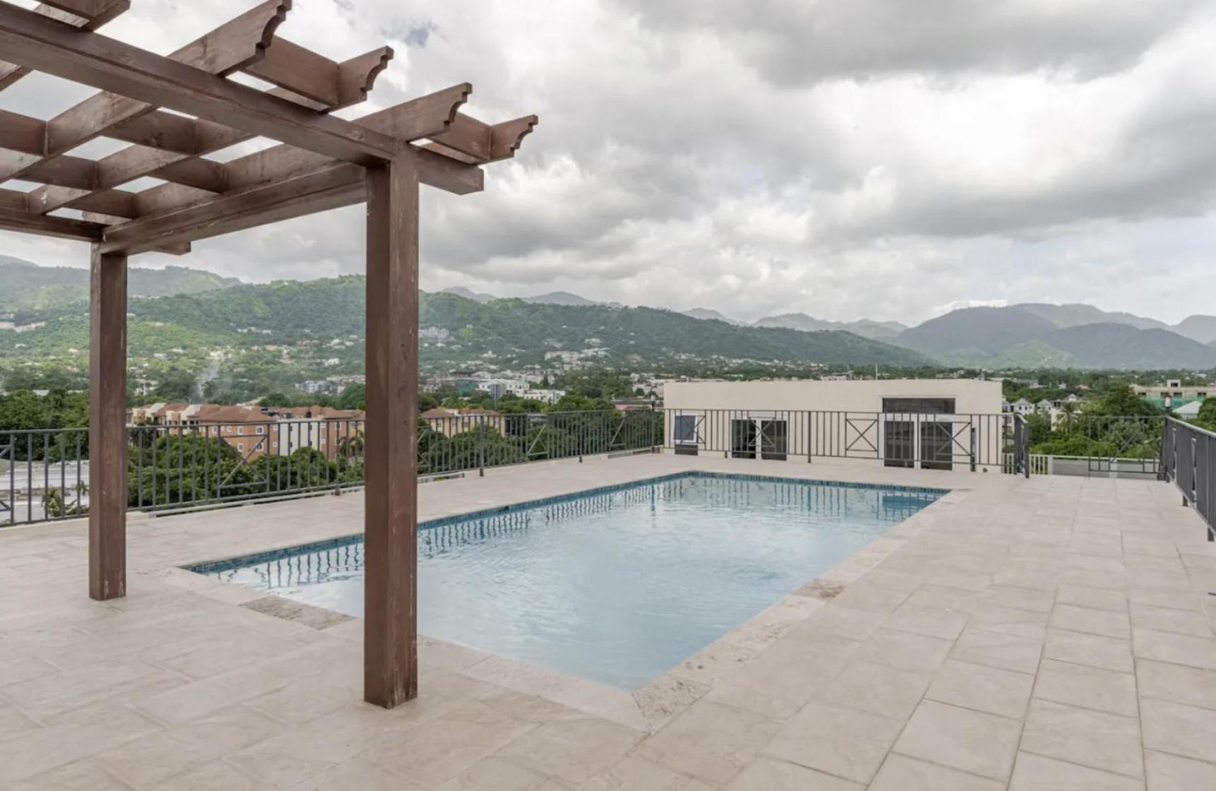 Luxe City Oasis 2Br With Rooftop Pool And Gym Kingston Exterior photo