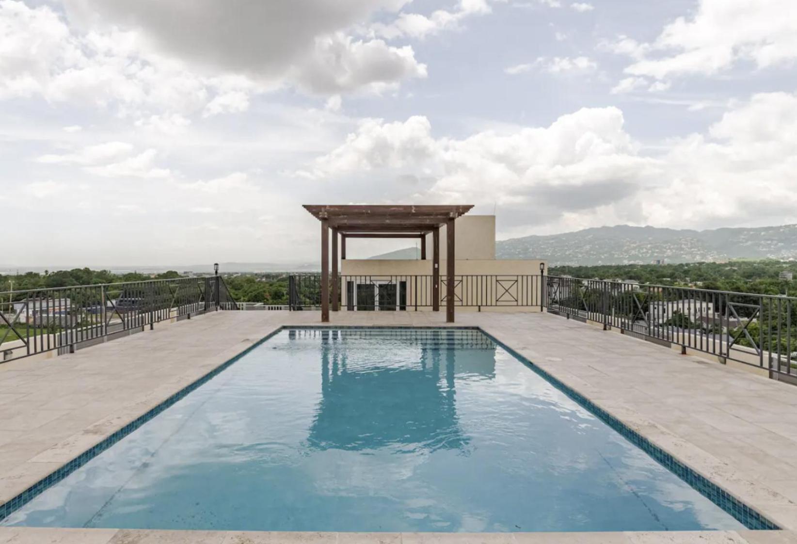 Luxe City Oasis 2Br With Rooftop Pool And Gym Kingston Exterior photo