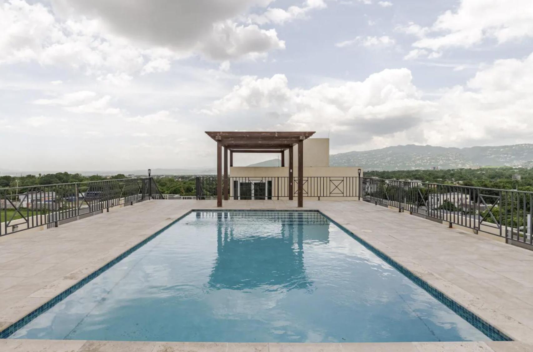 Luxe City Oasis 2Br With Rooftop Pool And Gym Kingston Exterior photo
